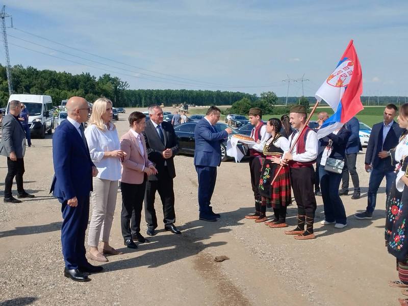 Vučević meets with Republika Srpska officials at Sremska Rača border crossing