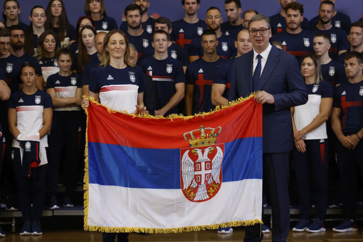 Vučić presents Serbian Olympic team with national flag
