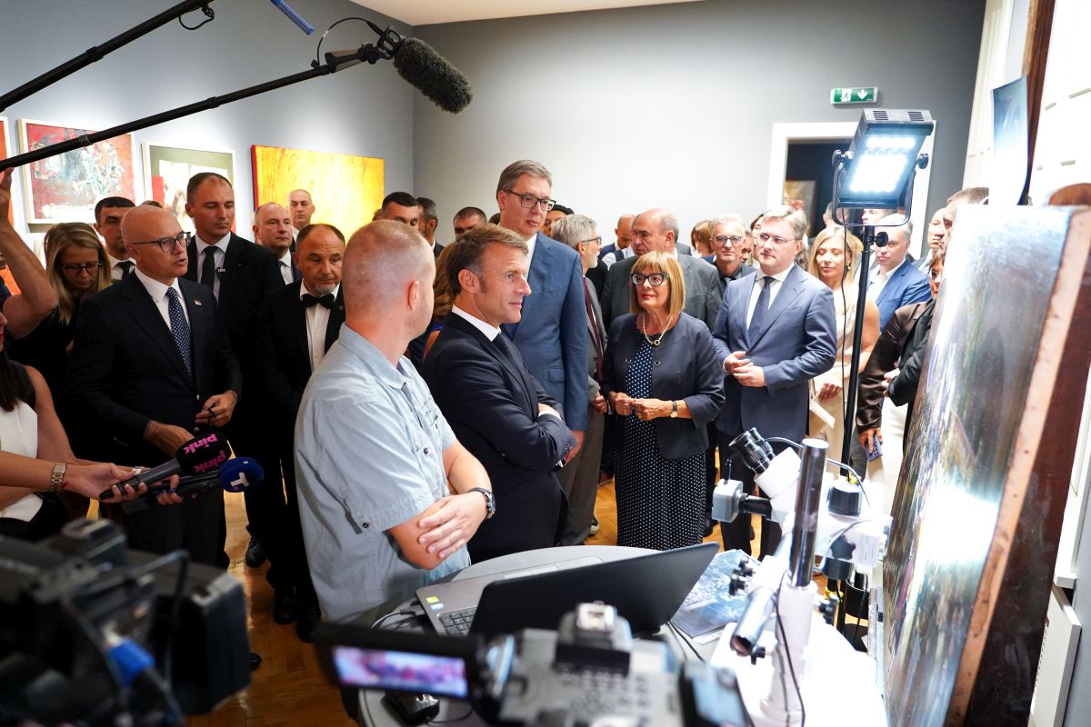 Macron visits Matica Srpska Gallery accompanied by Vučević, Vučić