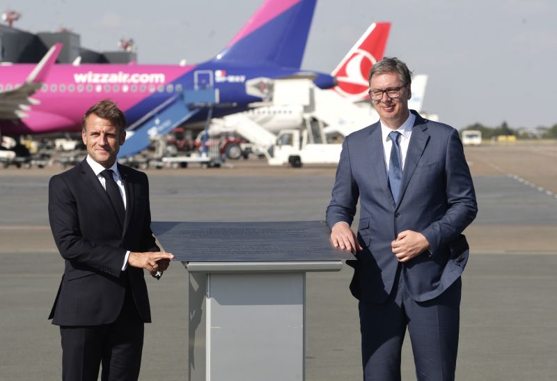 Vučić, Macron unveil plaque marking completion of works at Nikola Tesla Airport