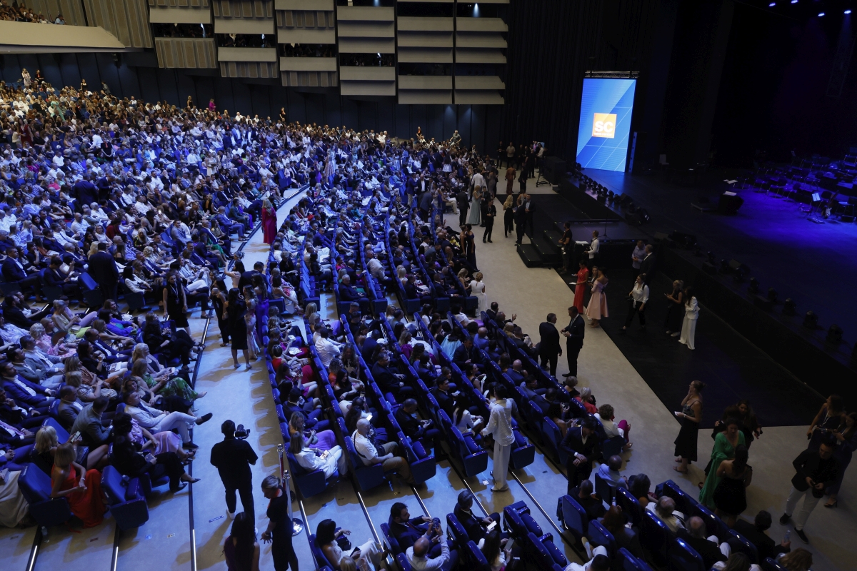 Vučević attends opening of "Blue Hall"