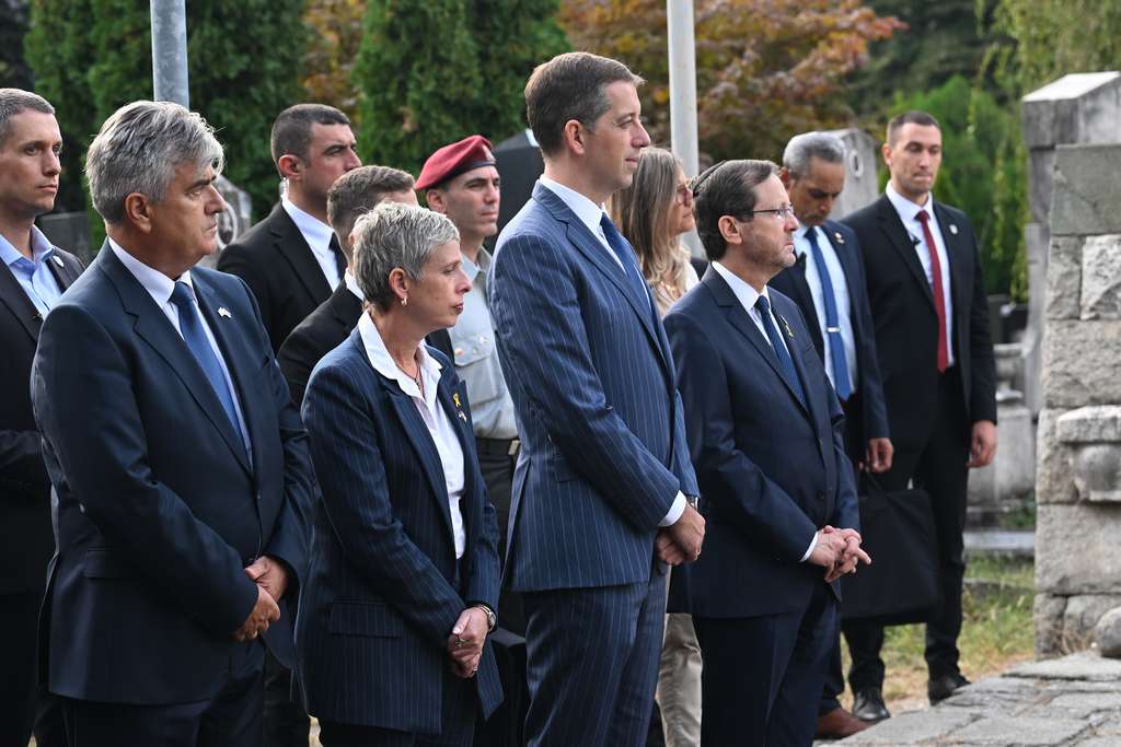 Đurić, Herzog attend wreath-laying ceremony at Jewish cemetery