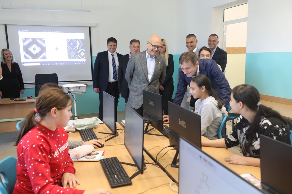 Investment continues to create best possible conditions in schools throughout Serbia