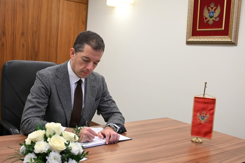 Đurić signs book of condolences at Embassy of Montenegro