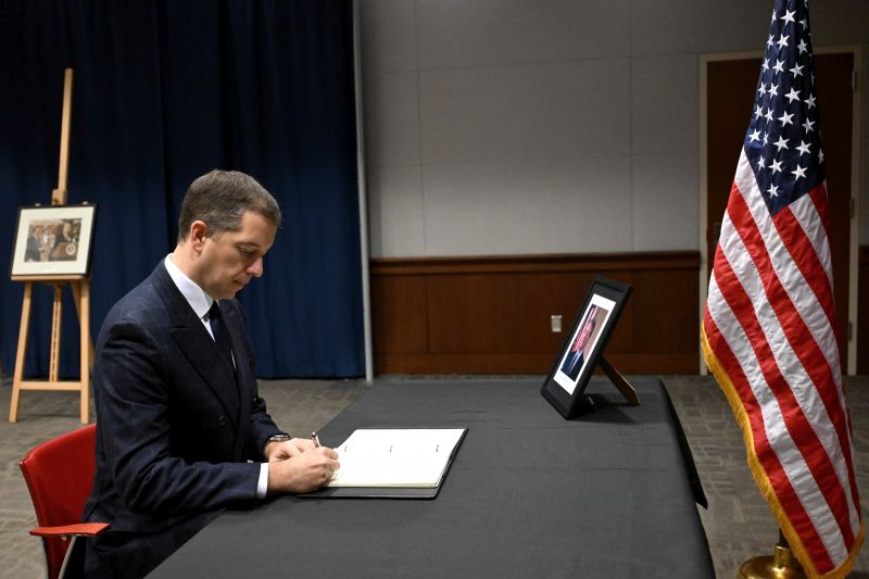 Đurić signs book of condolences for Jimmy Carter at US Embassy