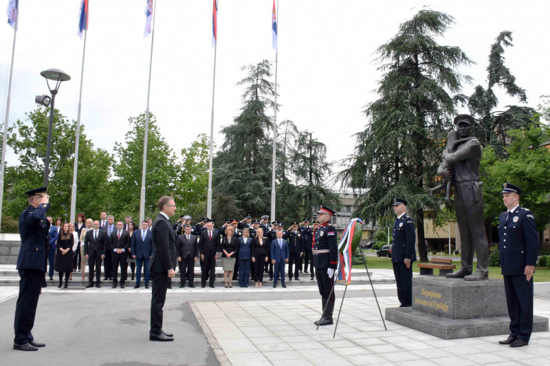 Србија неће заборавити херојску жртву полицајаца погинулих на дужности