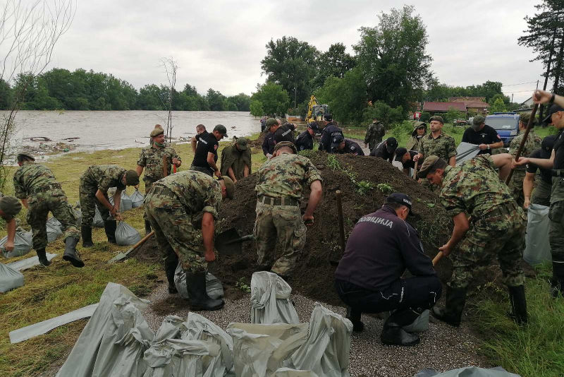 Војска Србије помаже у одбрани од поплава