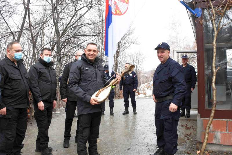 Вулин на Божић са полицајцима у Копненој зони безбедности