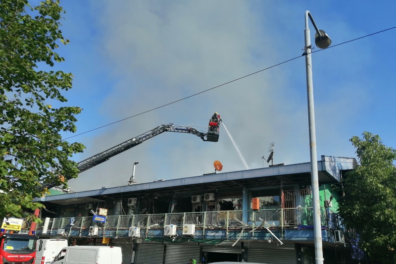 Догашивање пожара у тржном центру на Новом Београду