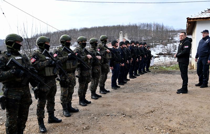 Вулин провео Божић са полицајцима у Kопненој зони безбедности