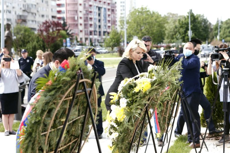 Одата почаст погинулим кинеским новинарима у бомбардовању Амбасаде НР Кине