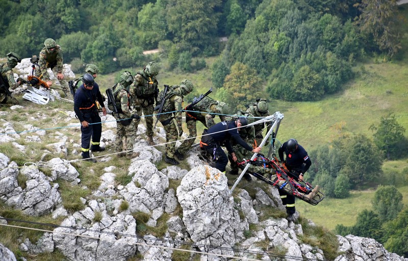 Заједничка обука ватрогасаца и припадника Војске Србије