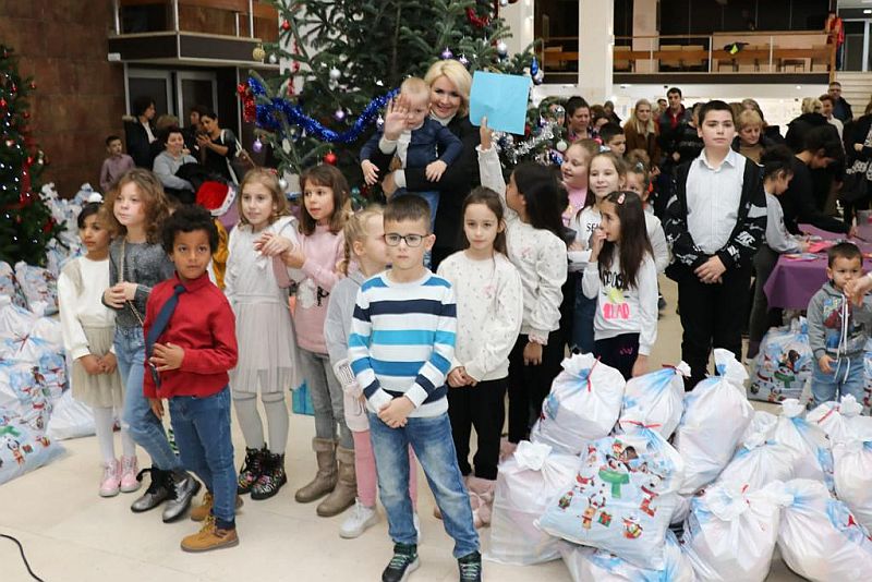 Новогодишњи пакетићи за децу из хранитељских породица