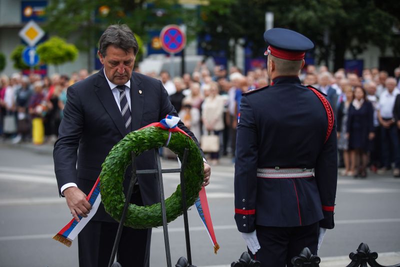 Гашић положио венац на Споменик косовским јунацима у Крушевцу