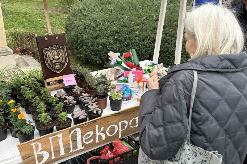 Штићеници ВП дома у Крушевцу поклањали цвеће поводом Дана жена