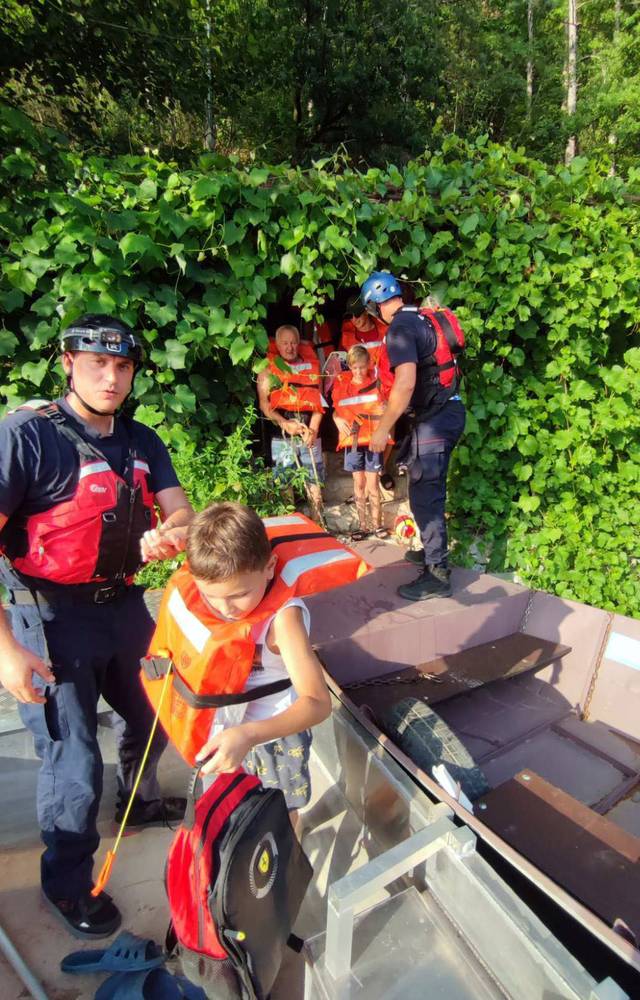 Спасено седам лица из чамца на језеру Међувршје код Чачка