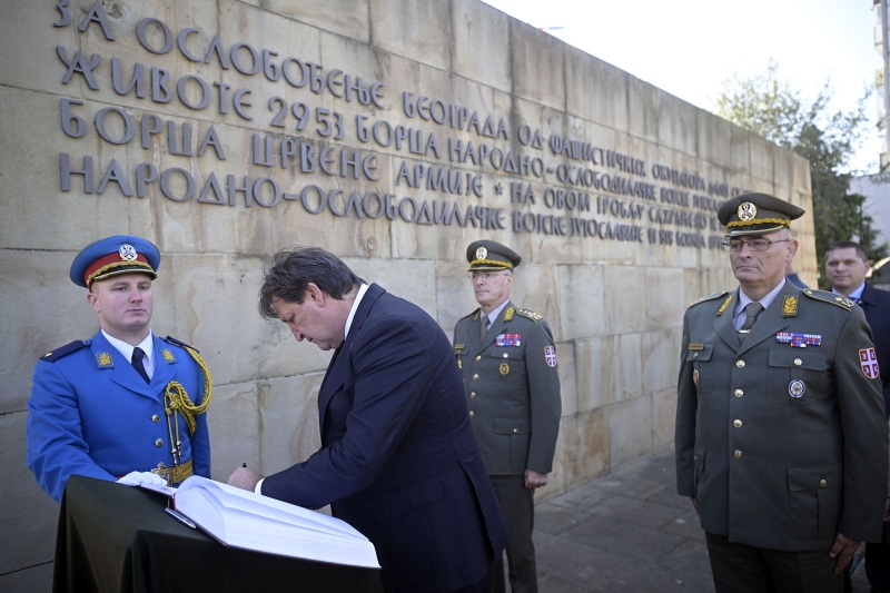 Гашић положио венце на Гробљу ослободилаца Београда