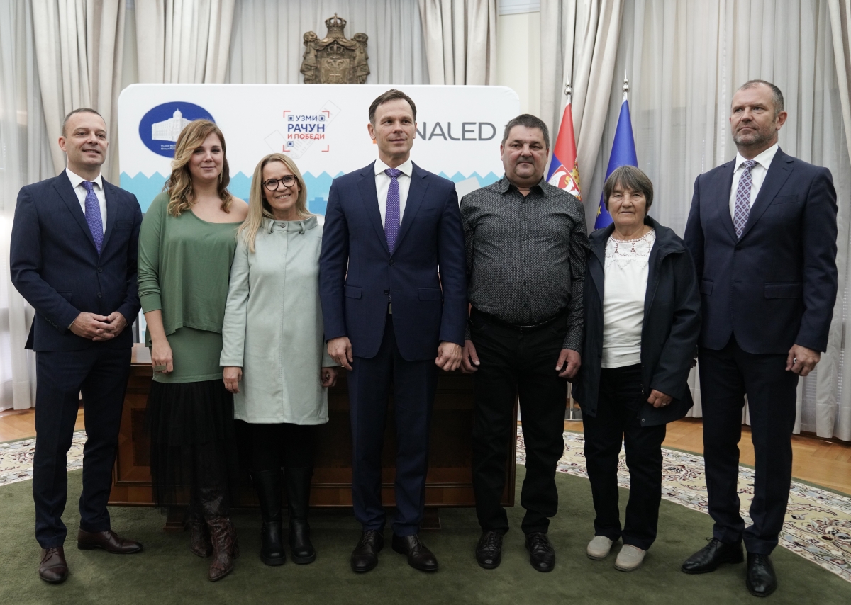 Потписани уговори са добитницима станова у наградној игри „Узми рачун и победиˮ