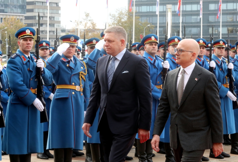 Вучевић дочекао премијера Словачке испред Палате Србија