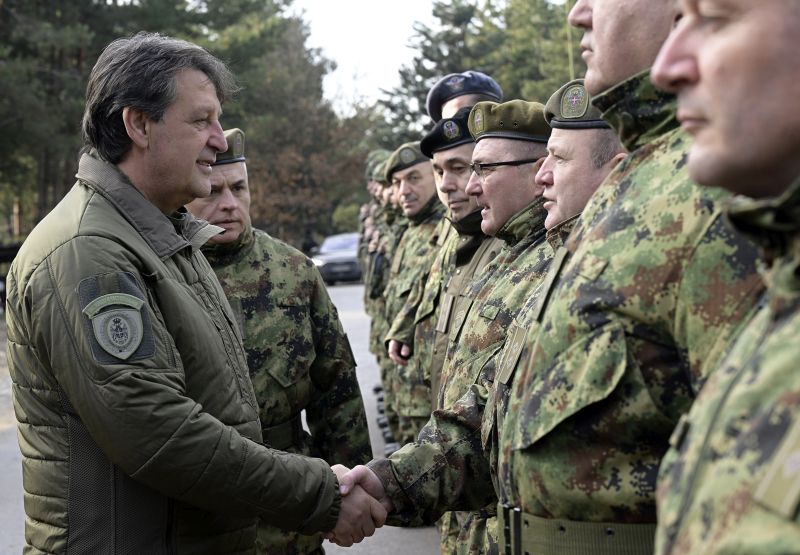 Гашић обишао припаднике Војске Србије у Копненој зони безбедности