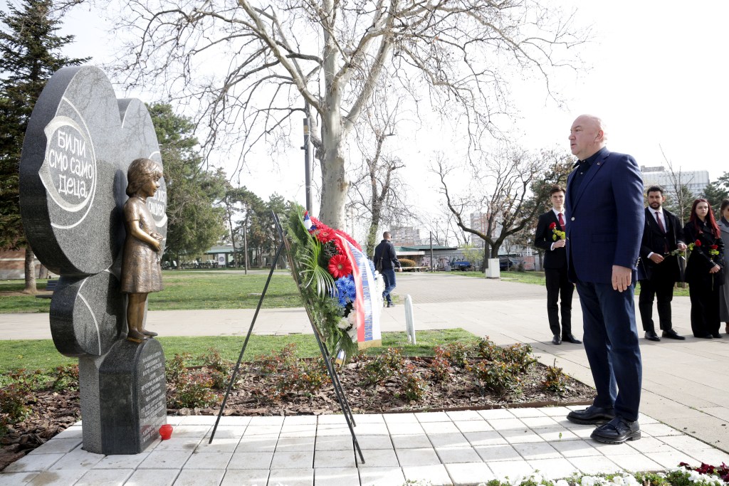 Поповић положио венац на споменик Милици Ракић