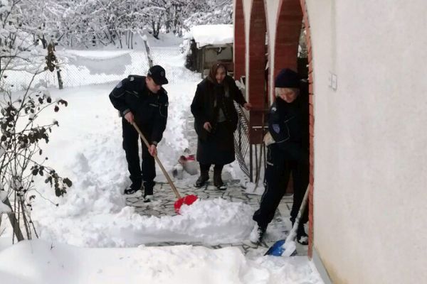 Припадници полиције помажу угроженим грађанима