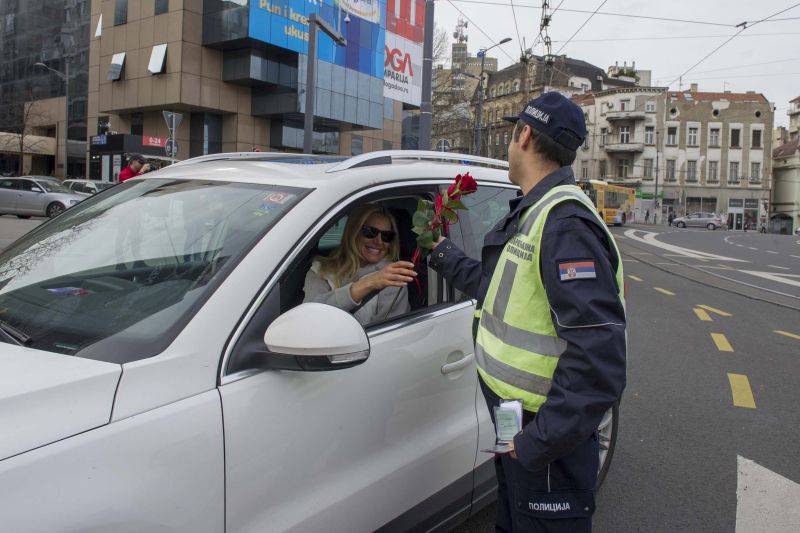 Припадници МУП-а честитали 8. март учесницама у саобраћају